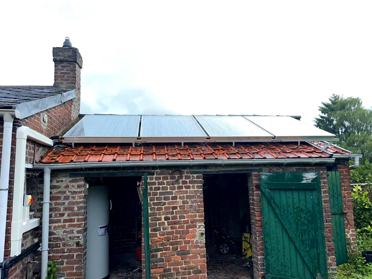 Système solaire combiné — 4 capteurs en toiture